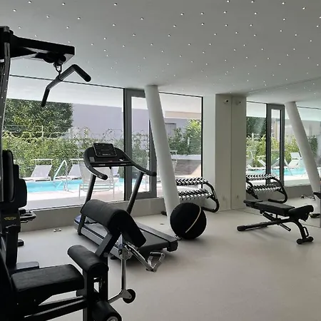 Luxury Pool, Spa, Gym Apartment