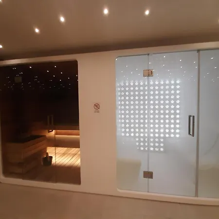Luxury Pool, Spa, Gym Apartment
